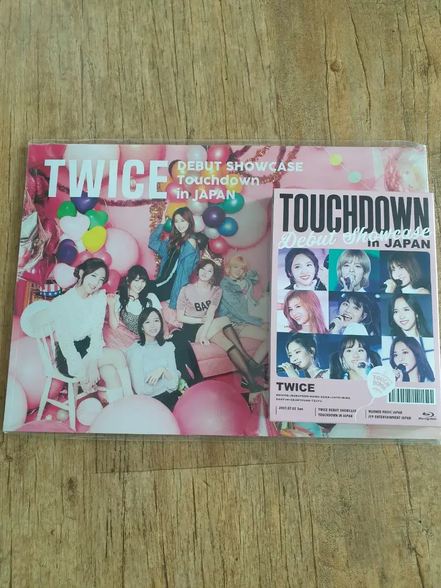 트와이스 TWICE 일본 터치다운 쇼케이스 DVD 포스터 팝니다